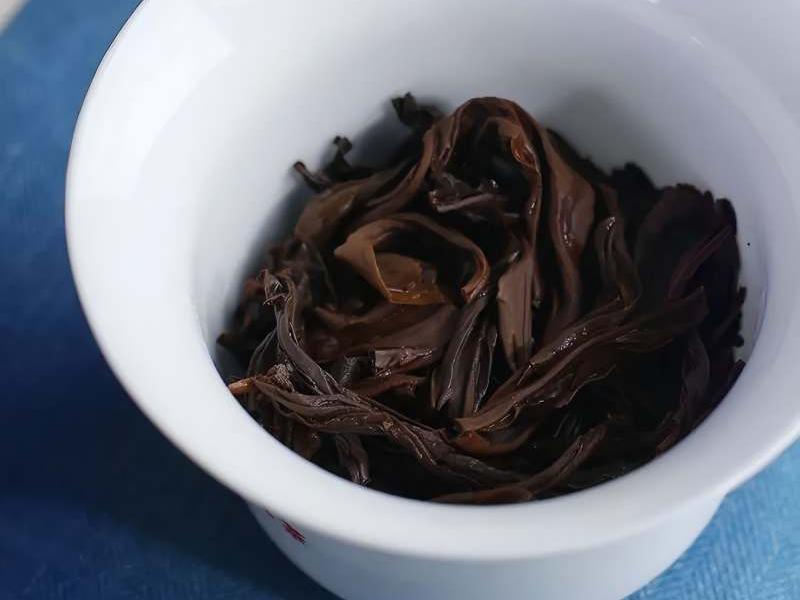 Дикое древнее дерево Дянь Хун крупнолистовой чай