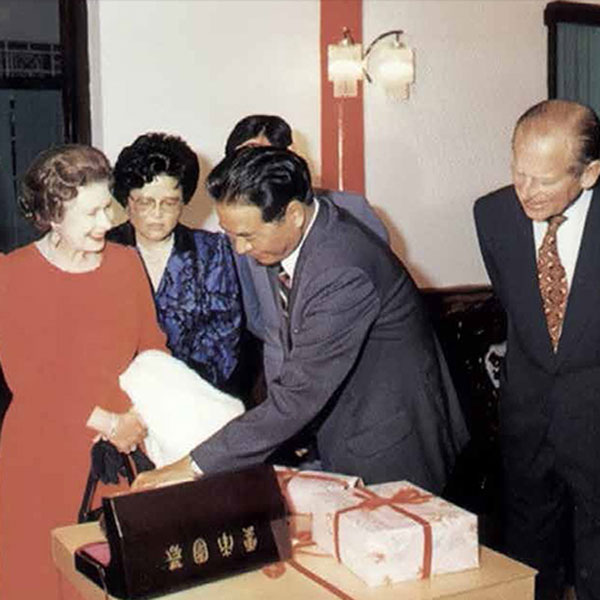 Королева Великобритании Елизавета II посещает Куньмин