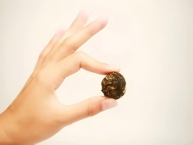 Зрелый прессованный пуэр в форме блина