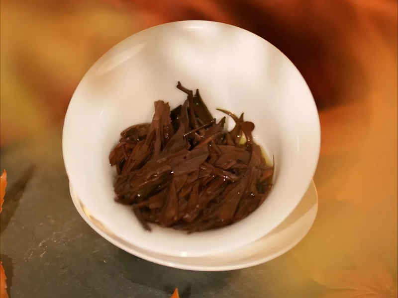 Черный чай в чашке