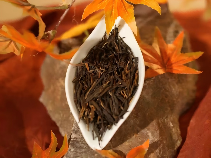 Черный чай в чашке