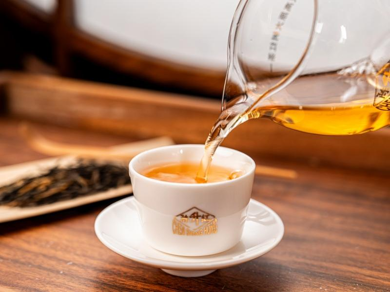 черный чайный пакетик