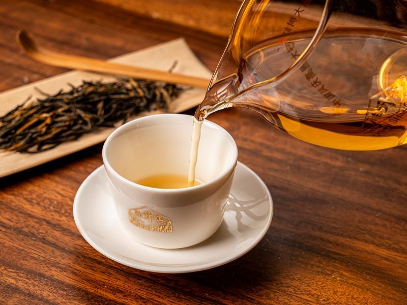 черный чайный пакетик